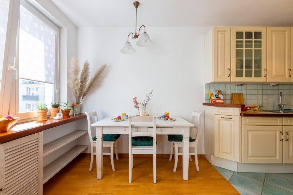 Apartament Cozy, Bright, Comfy Studio Next To The Old Town. *